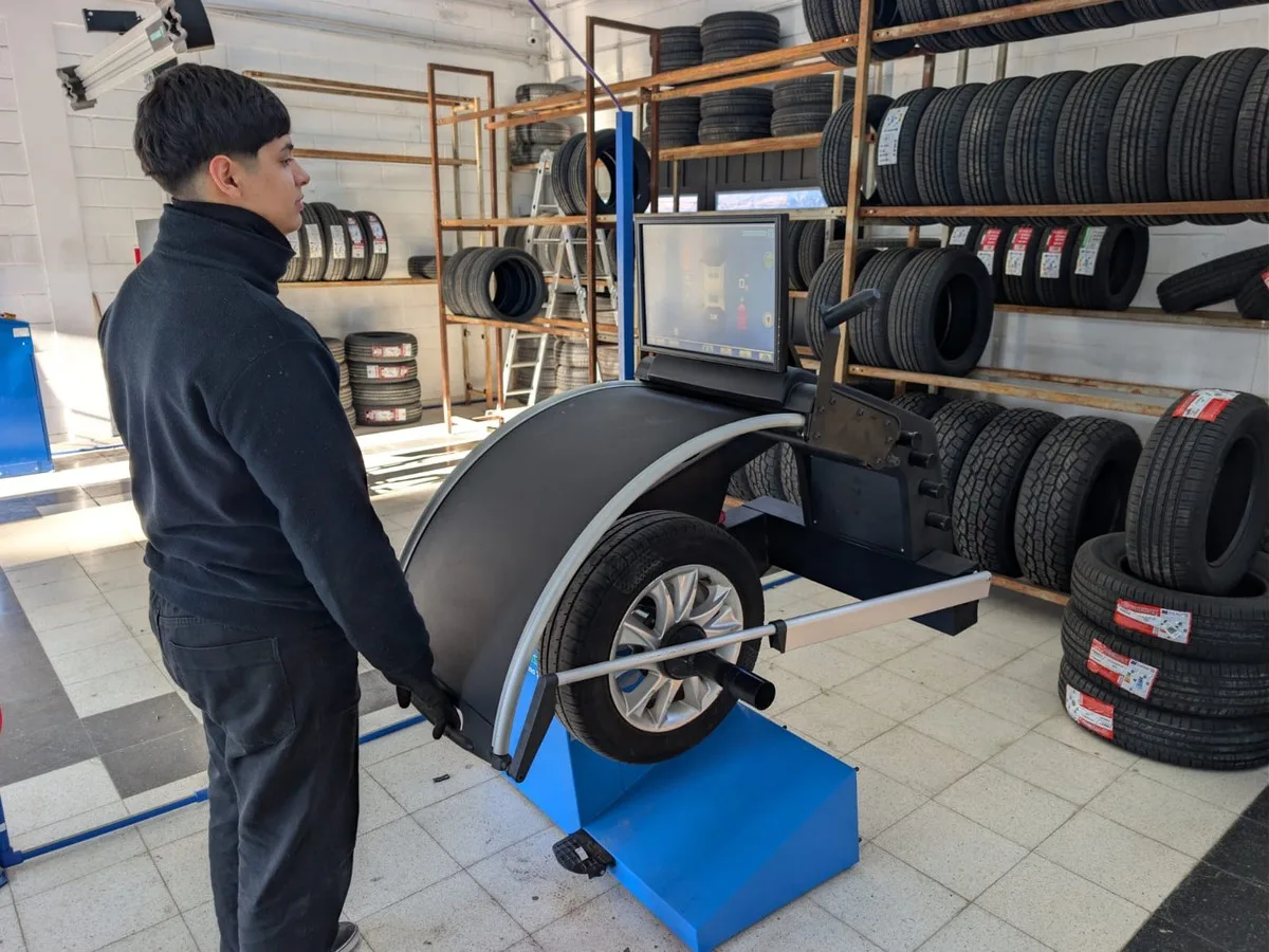 Balanceo de rueda en balanceadora con monitor en Neumáticos Trivium Argüello