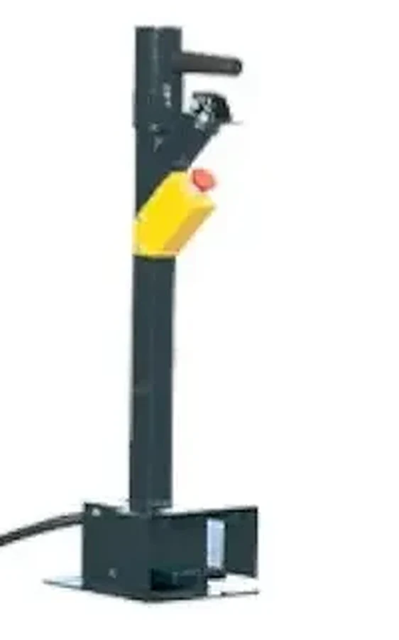 Desarmadora de Ruedas para Camión Hofmann Monty 4250P — Columna de mando con pulsador amarillo