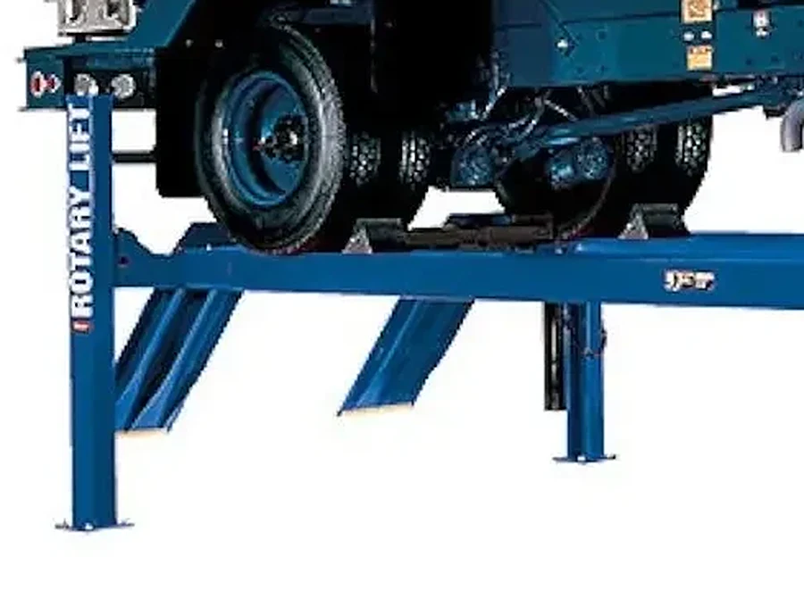 Elevador Cuatro Columnas 8165 kg - Rotary Lift SM18 — Columna y calzada con la rampa de acceso