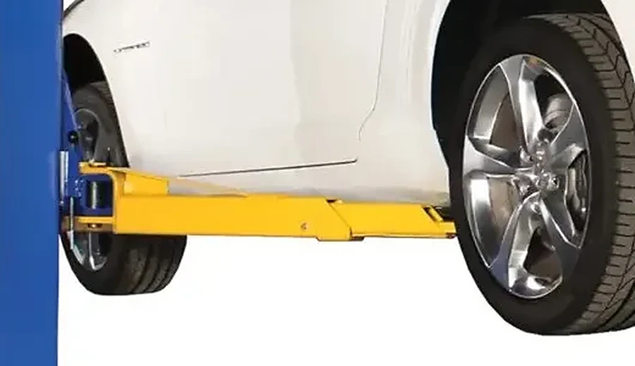 Elevador Dos Columnas 4082 kg - Direct Lift DL9 by Rotary Lift — Brazo de carga bajo el chasis del vehículo