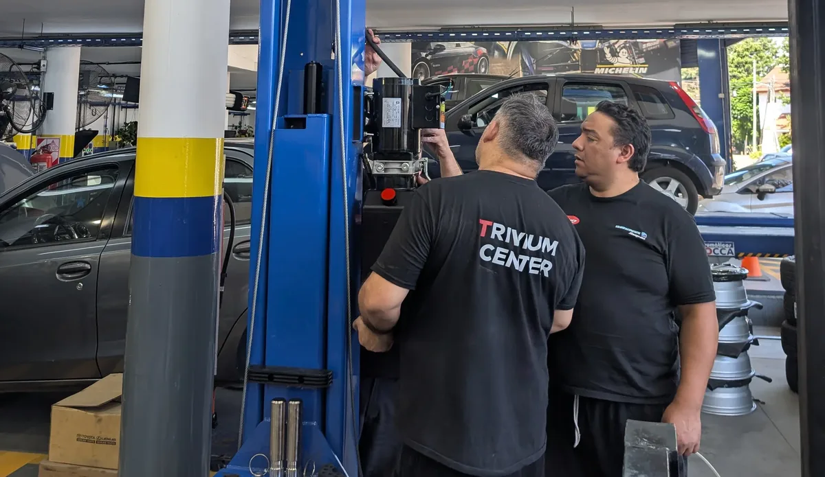 Técnicos de Trivium instalando un elevador de dos columnas en un taller